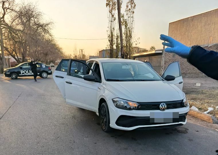 Los trabajos policiales en el callejón Segundo Sombra, donde interceptaron a los sospechosos. Los trabajos policiales en el callejón Segundo Sombra, donde interceptaron a los sospechosos.
