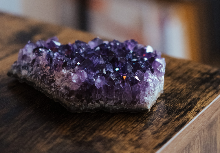 La amatista es la piedra energética de color violeta en diversas tonalidades. Foto: Pexels