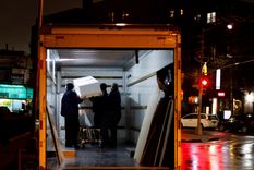 hallan cuerpos en camiones y demandan a una funeraria