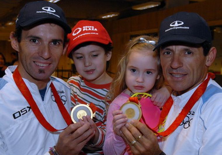 Pérez y Curuchet muestran el oro conseguido en China en 2008. Foto: Télam