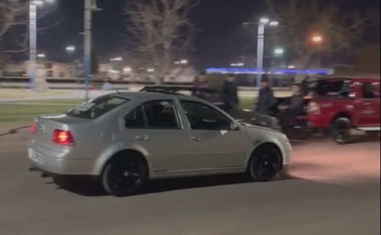 Vecinos del barrio Alto Maipú denuncian picadas en la plaza.