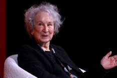 La escritora Margaret Atwood reaccionó con una sátira a la prohibición de su popular obra en las escuelas de Canadá.