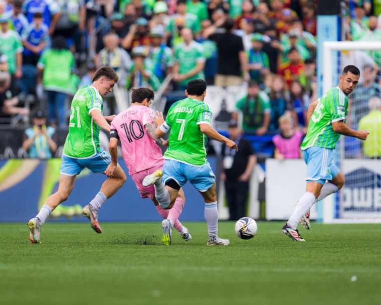 Lionel Messi, rodeado de jugadores de Seattle. Leo tuvo una muy clara en el inicio del complemento para poner el 1-1, pero falló en la definición. 
