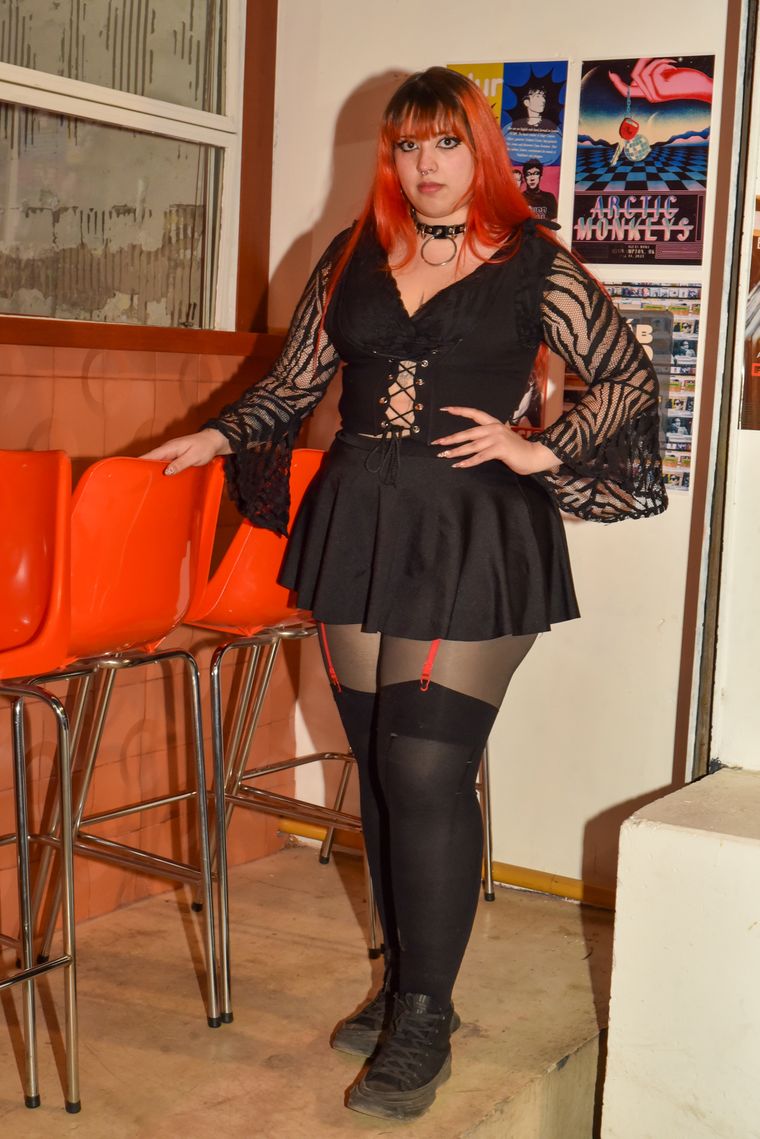 Micaela lució como una verdadera criatura de la noche. Micaela lució como una verdadera criatura de la noche.