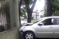 El auto quedó incrustado en una vivienda de Los Hornos Foto: Gentileza El auto quedó incrustado en una vivienda de Los Hornos Foto: Gentileza