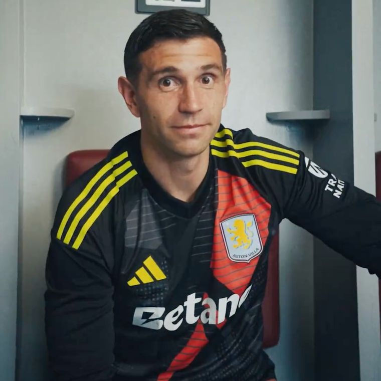 El Dibu fue blanco de las críticas del francés Giulian Biancone. Foto: Aston Villa