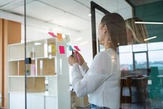 La oficina es un lugar fundamental donde mucha gente se pasa muchas horas del día, por este motivo deben ser innovadoras, confortables, cómodas e inspiradoras Foto: Foto: Freepik