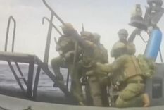 Un video transmitido en directo por la Flotilla Global Sumud mostró a comandos israelíes abordando un barco el lunes.