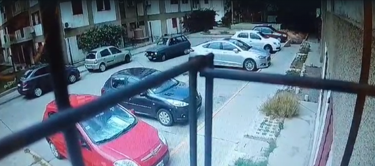 El Renault 6 escapando Foto: Captura de video