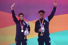 La mendocina Julieta Benedetti y Fabrizio Crozzolo tras ganar el oro en relevos mixtos cronometrado. Foto: Rosario 2022