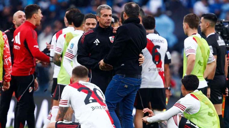 Todo River, incluido Coudet, fue a increpar a Yael Falcón Pérez tras perder la final ante Belgrano.