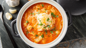 Antiguamente, la receta se preparaba solo con agua y ajo cuando no había caldo. Antiguamente, la receta se preparaba solo con agua y ajo cuando no había caldo.