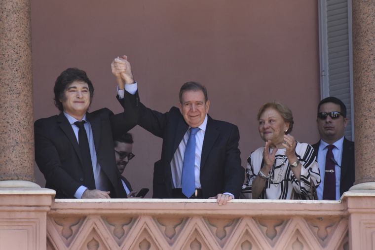 Milei le levanta el brazo al líder venezolano Foto: Juan Mateo Aberastain/MDZ