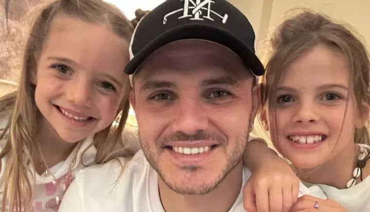 Mauro Icardi junto a Isabella y Francesca.