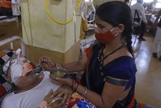Una mujer que se recuperó de covid y ahora tiene mucormicosis yace en una cama de hospital en un hospital de Jabalpur, en India. Foto: AFP
