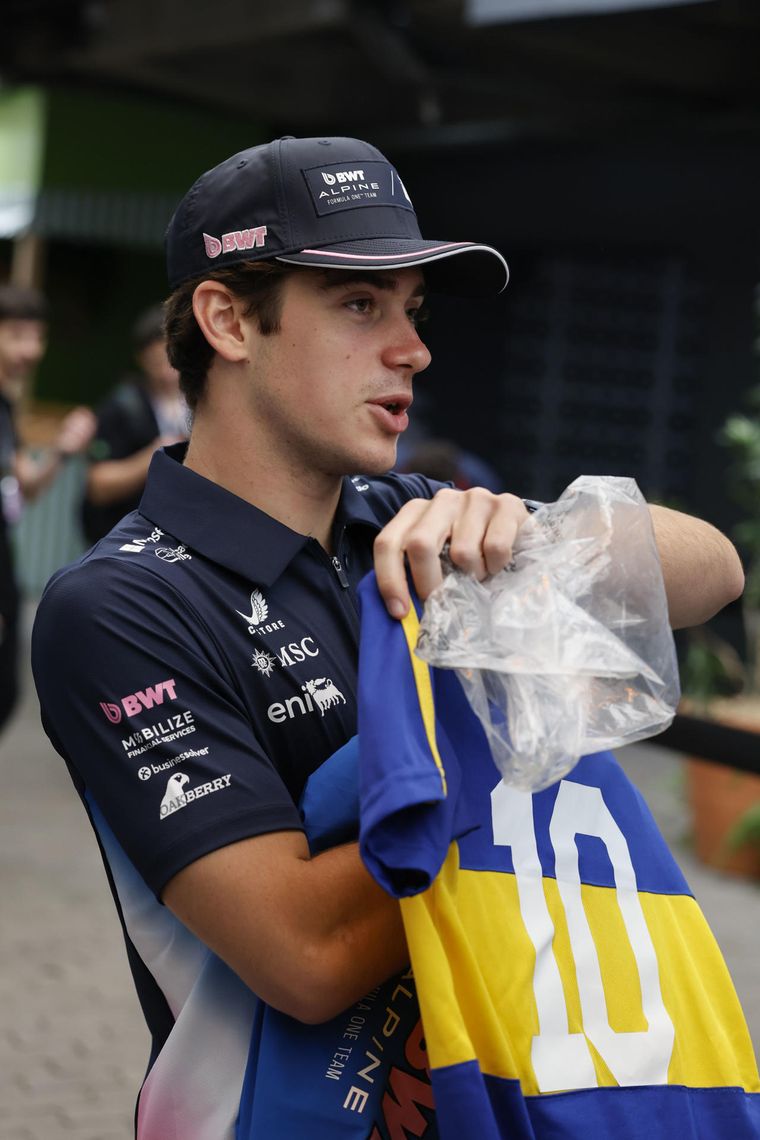Franco Colapinto recibió una camiseta de Boca, equipo del que es hincha, durante el primer día de actividades en el cicuito de Interlagos. Franco Colapinto recibió una camiseta de Boca, equipo del que es hincha, durante el primer día de actividades en el cicuito de Interlagos.