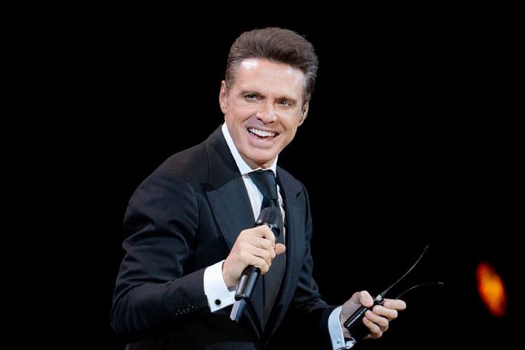 en su momento, Luis Miguel apoyo al polémico expresidente de México, Carlos Salinas Gortari. Foto: Internet