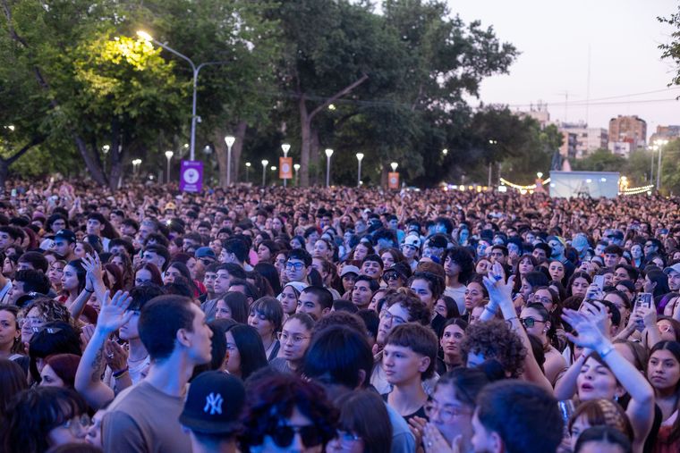 La cantidad de gente no empañó la fiesta, sino que la ponderó. La cantidad de gente no empañó la fiesta, sino que la ponderó.