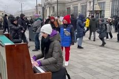 una pianista conmovio a todos en una estacion de ucrania