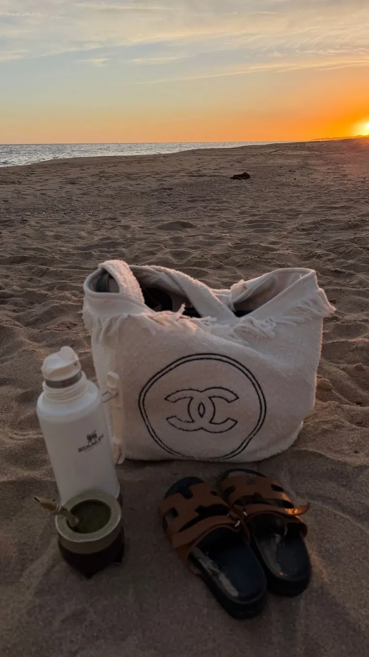 El bolso Chanel que muestra que el estilo no se toma vacaciones. El bolso Chanel que muestra que el estilo no se toma vacaciones.