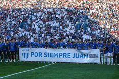 Los jugadores de Nacional y Liverpool en el homenaje a Juan Izquierdo. Foto: EFE Los jugadores de Nacional y Liverpool en el homenaje a Juan Izquierdo. Foto: EFE