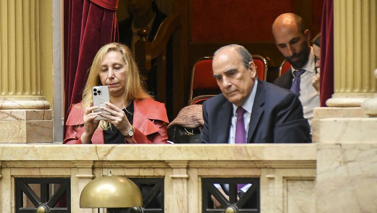 Karina Milei y Guillermo Francos, junto al asesor Santiago Caputo, tienen la difícil misión de que la ley Bases II se apruebe sin cambios en el Senado. Foto: NA