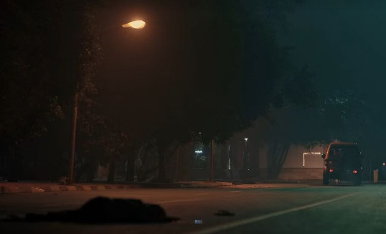 Una escena de la película The White Tiger (2021)