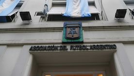 Sacudón en el fútbol argentino por las renuncias de los máximos dirigentes de un club de Primera. Sacudón en el fútbol argentino por las renuncias de los máximos dirigentes de un club de Primera.