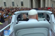 El papa saludó desde el papamóvil Foto: X @vaticannews_es
