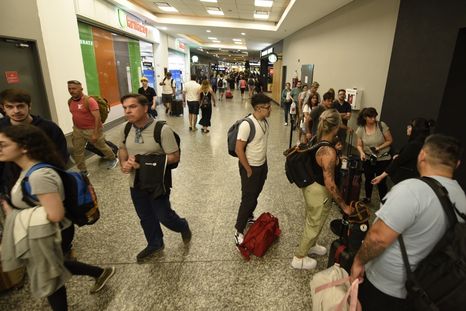 La ANAC frena actividades y amenaza con un lunes caótico en los aeropuertos del país