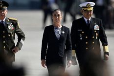 Sheinbaum junto al secretario de Defensa, Ricardo Trevilla Trejo (izq.) y el almirante Raymundo Pedro Morales, el pasado 10 de febrero. Sheinbaum junto al secretario de Defensa, Ricardo Trevilla Trejo (izq.) y el almirante Raymundo Pedro Morales, el pasado 10 de febrero.