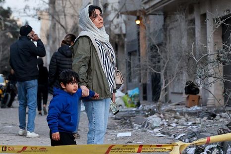 Una mujer y su hijo observan las consecuencias de un ataque aéreo estadounidense-israelí contra una comisaría de policía en Teherán a principios de marzo. Una mujer y su hijo observan las consecuencias de un ataque aéreo estadounidense-israelí contra una comisaría de policía en Teherán a principios de marzo.