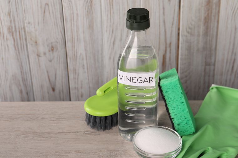 Vinagre y detergente, un gran herbicida. Fuente: Shutterstock.