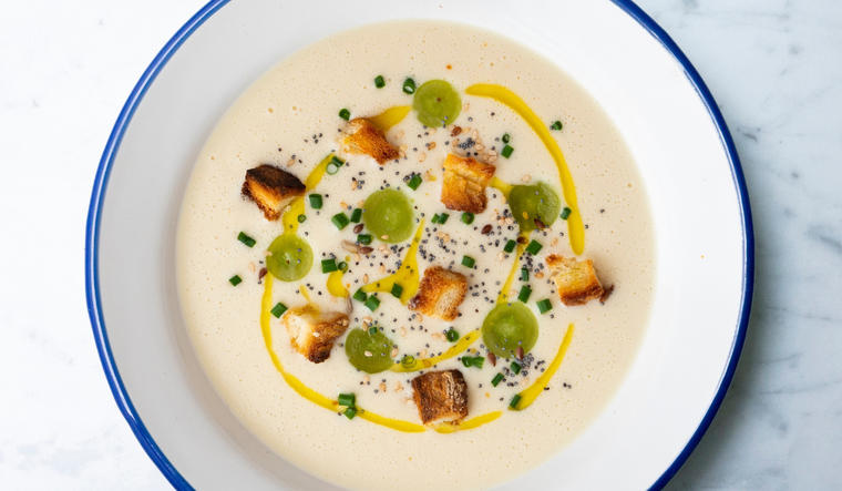 Originalmente, la receta se elaboraba sin vinagre, solo con almendras, ajo y pan. Originalmente, la receta se elaboraba sin vinagre, solo con almendras, ajo y pan.