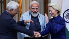 El primer ministro de India, Narendra Modi, en el centro, y los dirigentes europeos Ursula von der Leyen y Antonio Costa posaron para las fotos tras alcanzar el acuerdo.