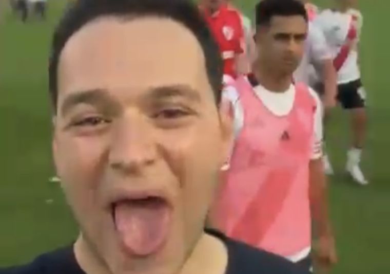 Cargada a River y violenta reacción: la piña de Maxi Salas a un joven que se rio al filmar su ida de la cancha. Foto: Captura