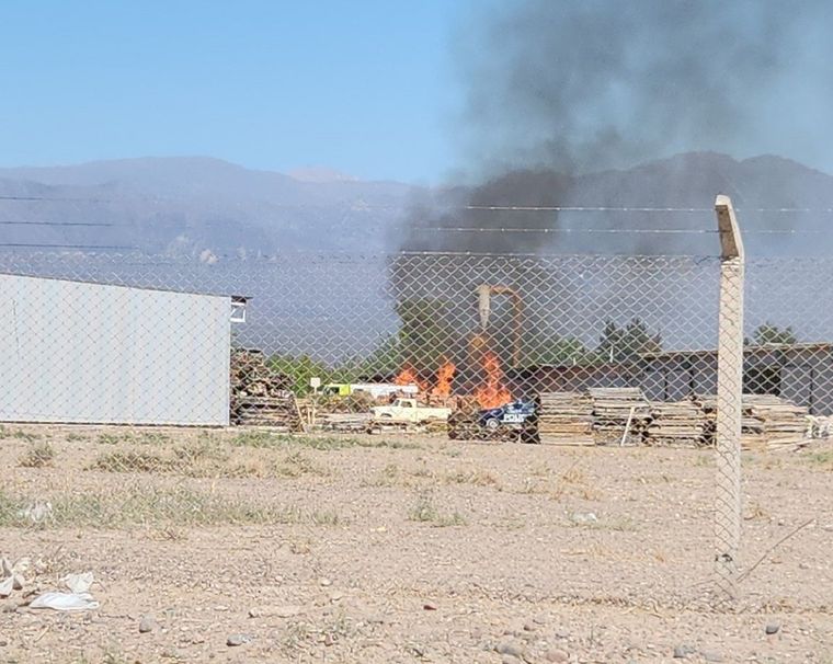 Incendio en el Parque Industrial Foto: Twitter Matías Pascualetti