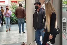 total normalidad: fotografian a mujer paseando a tigre con una correa total normalidad: fotografian a mujer paseando a tigre con una correa