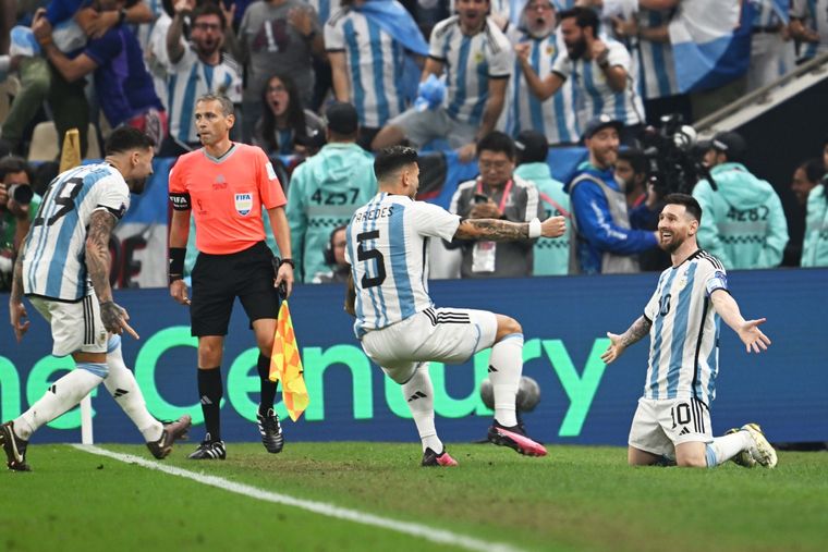 Messi festeja el gol del 3-2 ante Francia, en la final del Mundial de Qatar Foto: Télam