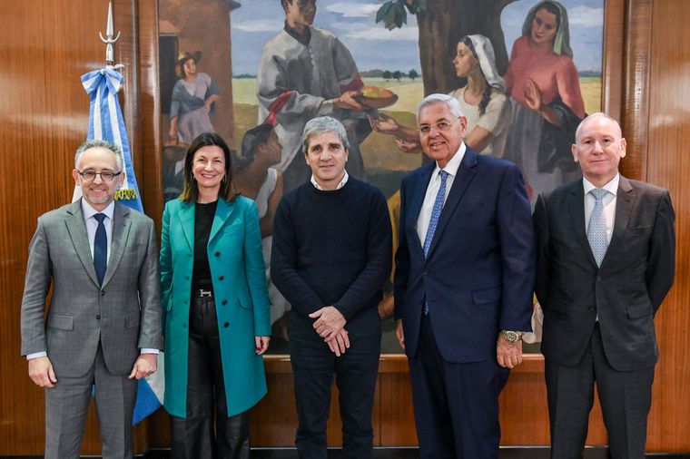 El ministro de Economía, Luis Caputo, junto a funcionarios del Gobierno y representantes de Volkswagen Group Argentina / Foto: Ministerio de Economía Foto: Ministerio de Economía