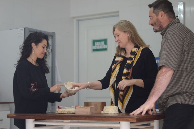 Ayelén Malgraf, creadora de Fungipor (en el centro) junto a dos de sus socios Macarena y Roberto.