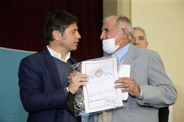Kicillof, con vecinos en Arrecifes. Foto: Twitter Axel Kicillof