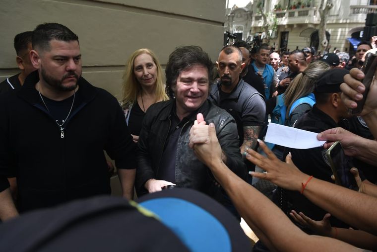 Javier Milei emitió su voto en la UTN rodeado de custodios Foto: Juan Ignacio Blanco