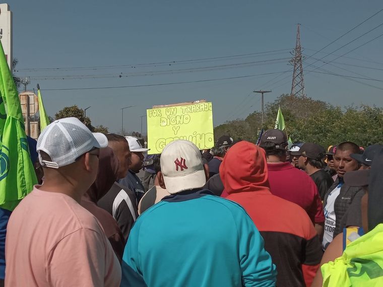 Los trabajadores de la UOCRA en Jujuy reclaman la reapertura de las obras. Foto: Alejandro Vilca, cuenta de X