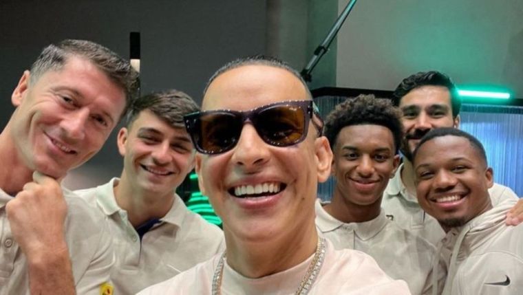 Daddy Yankee le enseña su flow a los jugadores del equipo catalán Foto: Daddy Yankee / Instagram