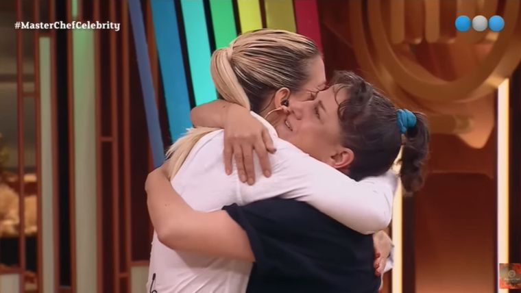Julia Calvo se despidió de MasterChef Celebrity tras una noche difícil en las estaciones de cocina. Julia Calvo se despidió de MasterChef Celebrity tras una noche difícil en las estaciones de cocina.