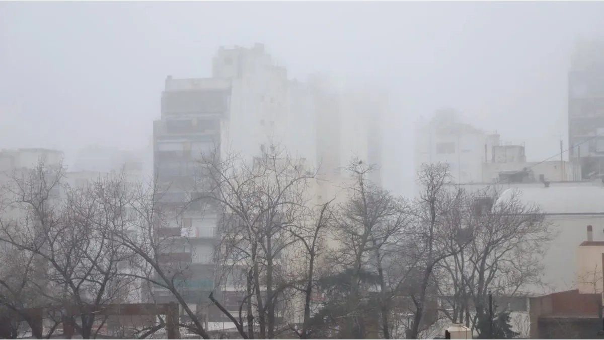 Persiste la niebla en Buenos Aires y hay alertas por tormentas en el norte argentino