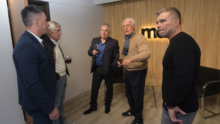 Marcos Calvente, Claudio Burgos, Eduardo Carbini, Orlando Terranova y Diego Costarelli dialogan dentro de la nueva sala audiovisual de MDZ. Marcos Calvente, Claudio Burgos, Eduardo Carbini, Orlando Terranova y Diego Costarelli dialogan dentro de la nueva sala audiovisual de MDZ.