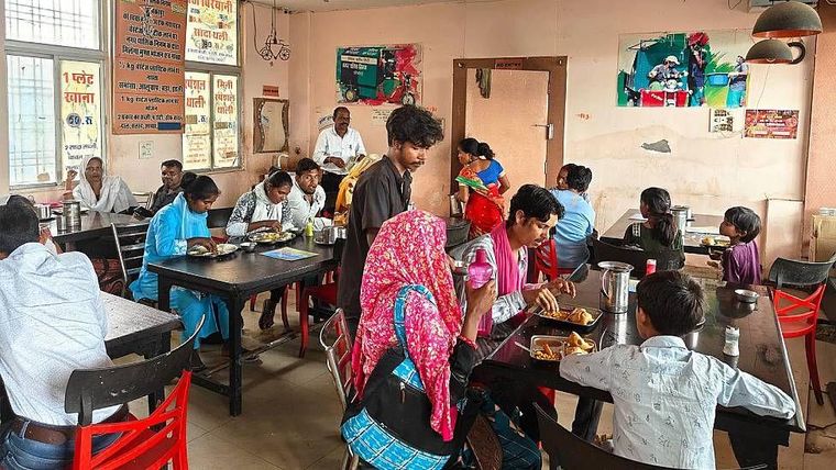 La cafetería de basura de Ambikapur ofrece comidas a decenas de personas al día a cambio de residuos plásticos.