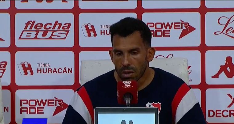 Tevez y su enojo con los jugadores por la falta de eficacia en la definición. Foto: Captura